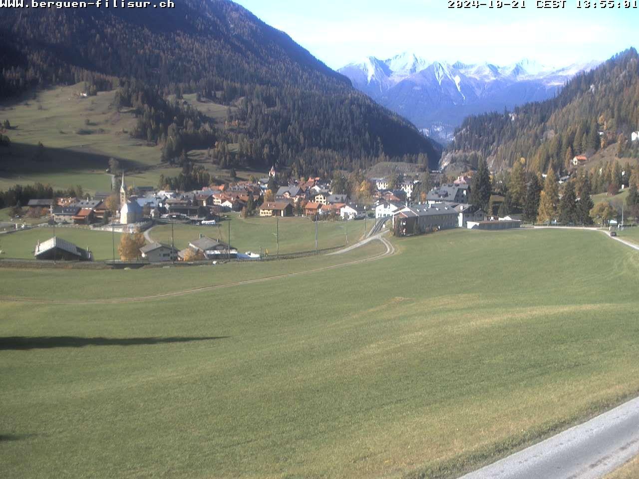 Bergün: Blick auf das Dorf und die Albulalinie